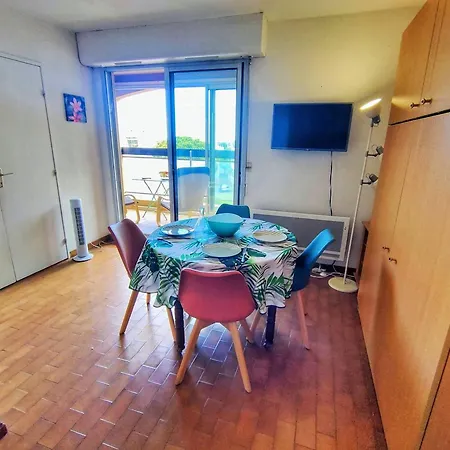Apartment 4 Pers. A Canet-plage Avec Parking, Proche Et Commerces - Fr-1-696-116